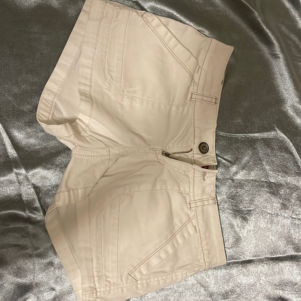 Whit short-shorts